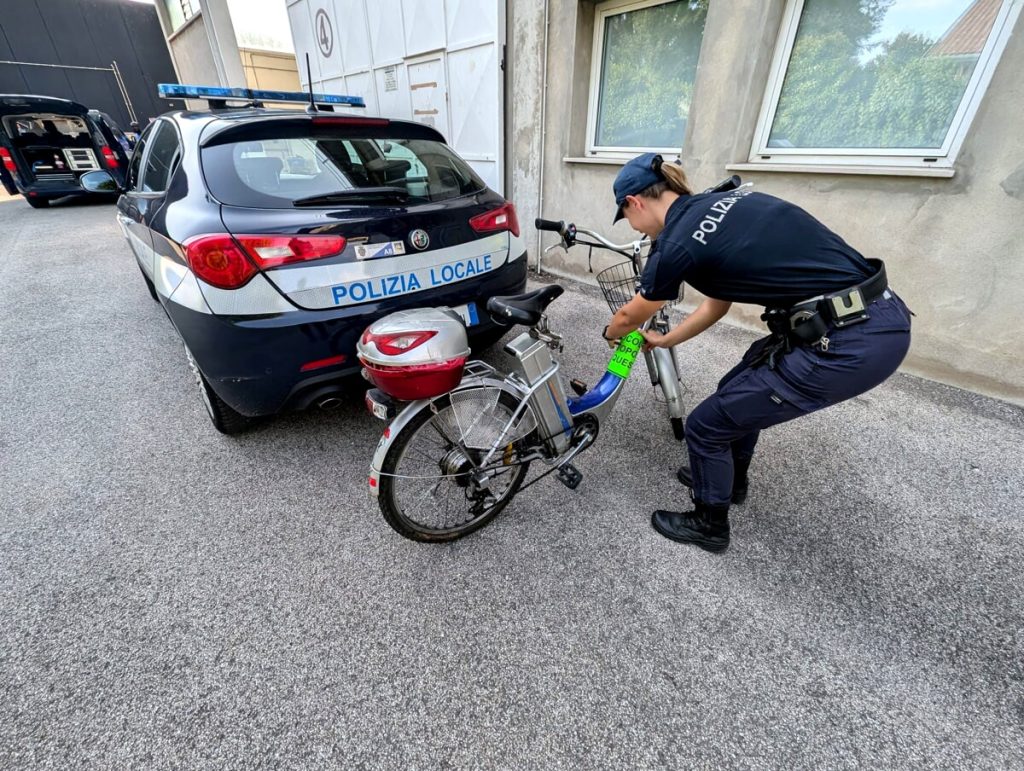 Bici elettriche "truccate" con l'acceleratore, scattano multa e sequestro dei mezzi