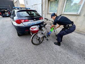 Bici elettriche "truccate" con l'acceleratore, scattano multa e sequestro dei mezzi