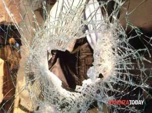 Spaccano la vetrina di un negozio e rubano il fondo cassa,  inseguiti ed arrestati dai carabinieri.