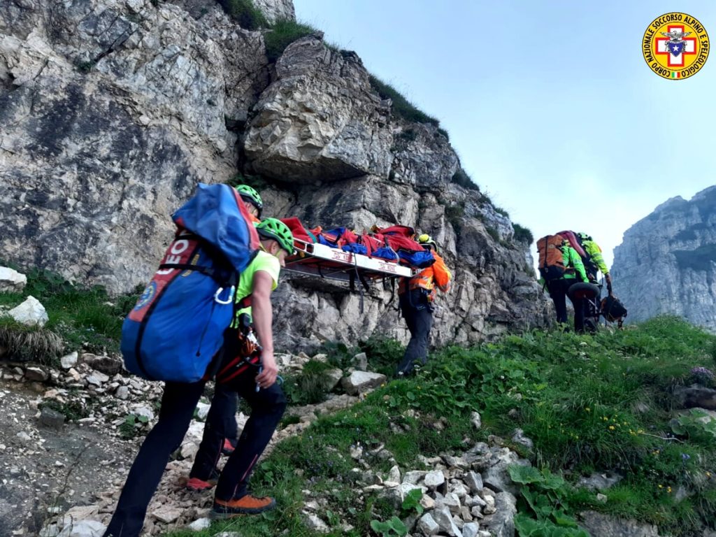 Si frattura una gamba scendendo dal Pasubio, soccorso difficile per un escursionista