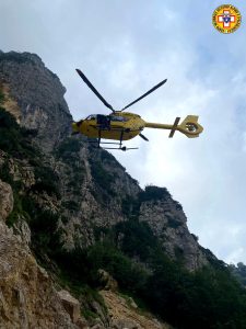 Cade in parete per dieci metri, grave un alpinista 