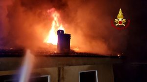 Incendio in un'abitazione, brucia rimessa e tetto in legno