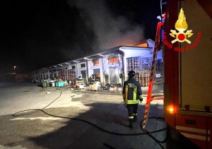 Maxi rogo al mercato ortofrutticolo: intera area senza energia elettrica