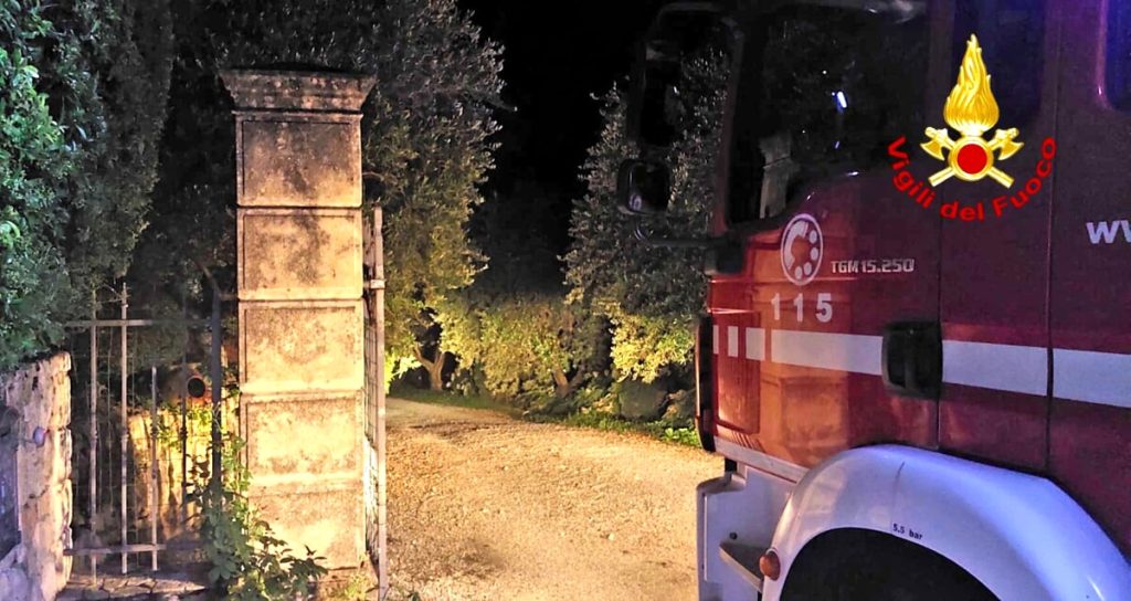 Tragedia nella notte, si rovescia col trattorino e perde la vita