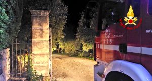Tragedia nella notte, si rovescia col trattorino e perde la vita