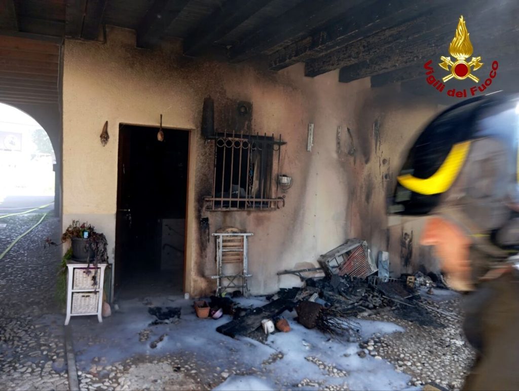 Incendio in un sottoportico, le fiamma danneggiano l'abitazione