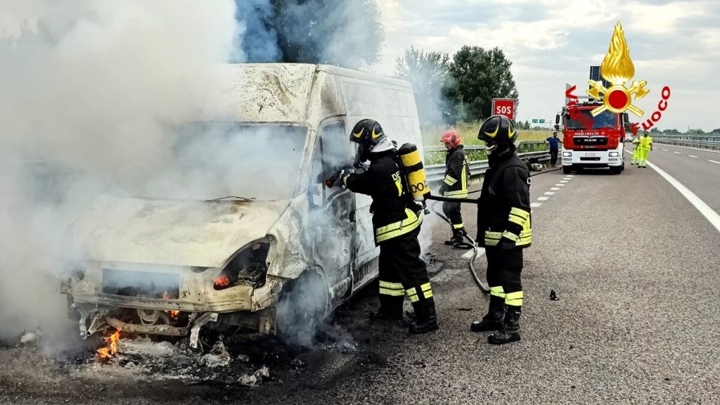 Fiamme dal furgone, conducente scende appena in tempo