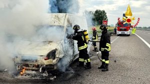 Fiamme dal furgone, conducente scende appena in tempo
