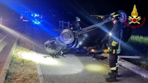Perde il controllo dell'auto e si ribalta fuori strada, feriti conducente e passeggero