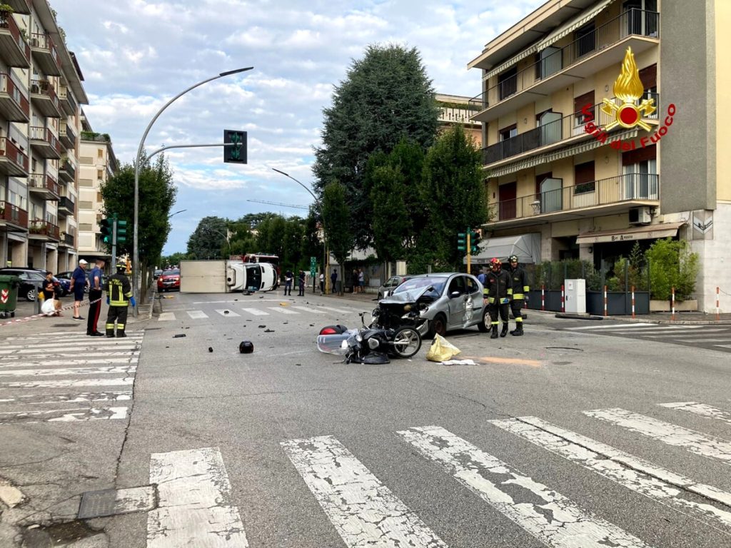 Schianto auto-scooter, tre feriti: gravissima una donna