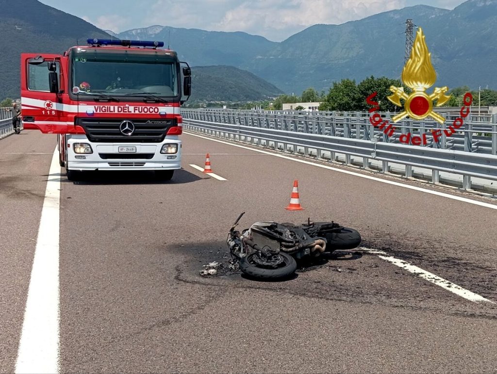 Schianto tra moto in autostrada, due feriti