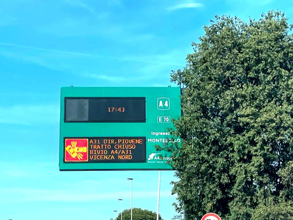 Tamponamento in autostrada, un'auto si ribalta e prende fuoco