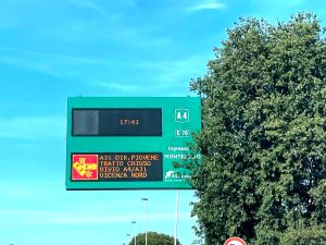 Tamponamento in autostrada, un'auto si ribalta e prende fuoco