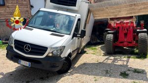 Sbaglia la manovra e il furgone rischia di ribaltarsi