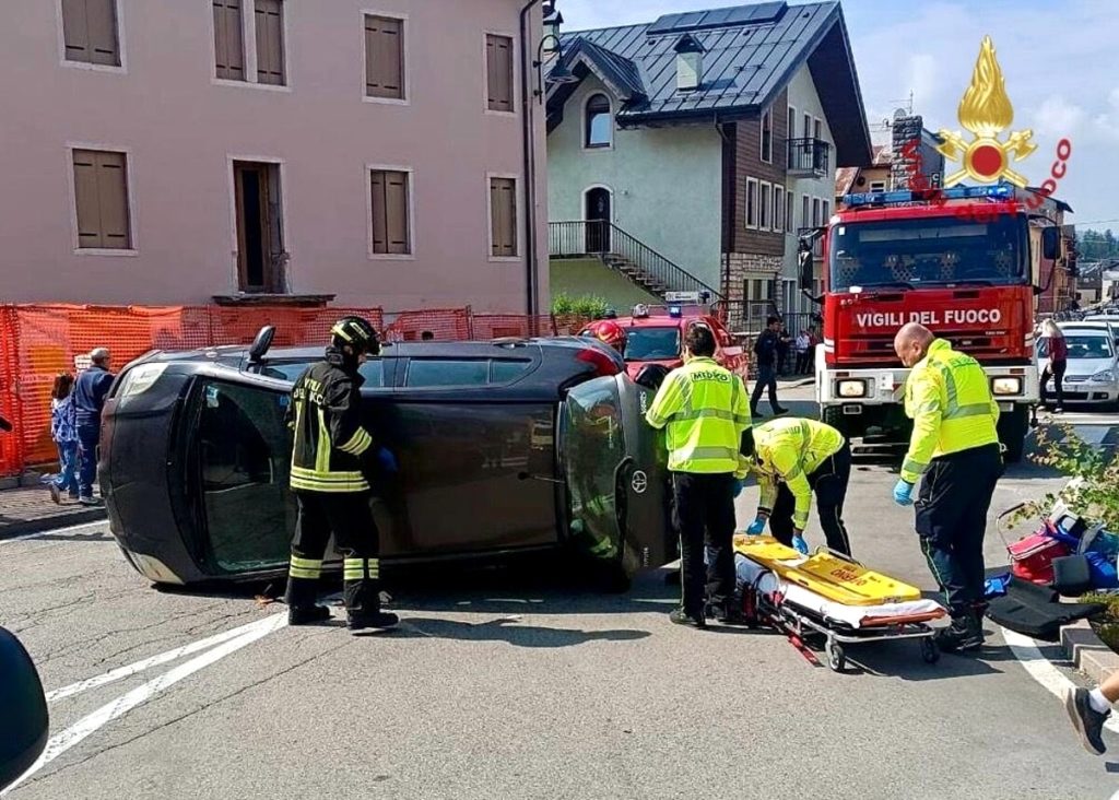 Perde il controllo dell’auto che finisce rovesciata, ferita una 72enne