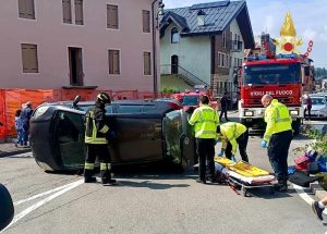 Perde il controllo dell’auto che finisce rovesciata, ferita una 72enne