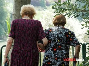 L’isolamento degli anziani in estate: una sfida crescente per il Veneto
