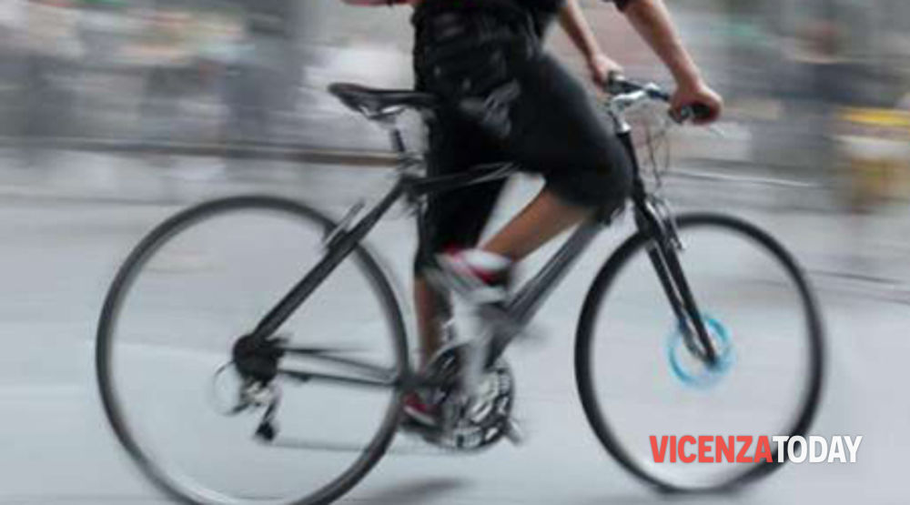 In giro con una bici rubata, fermato e denunciato per ricettazione