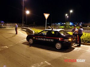 Rissa tra giovani nel piazzale esterno a un locale, due feriti