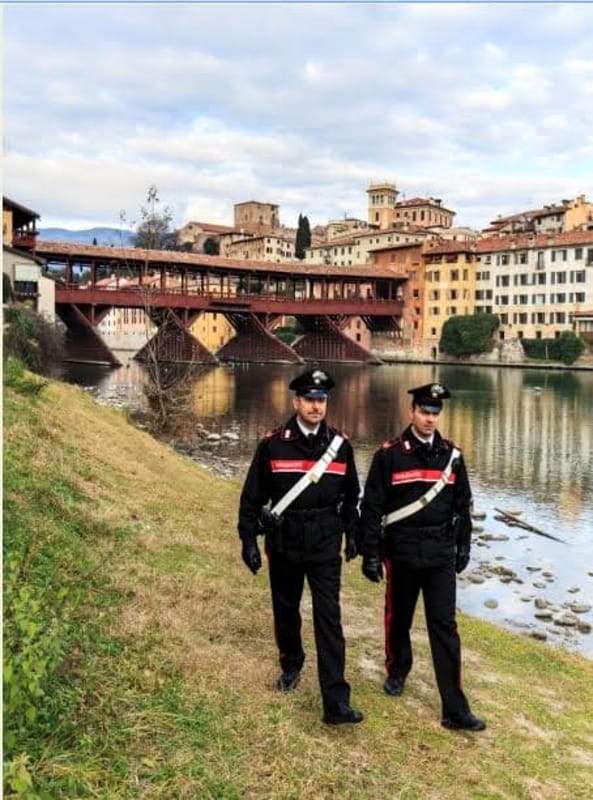 Viavai sospetto dall'abitazione, intervengono i carabinieri: trovati droga e soldi