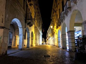 Alla guida ubriaco e a fari spenti in Corso Palladio, automobilista denunciato e veicolo sequestrato