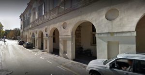 Si introduce furtivamente all'Eretenia ed aggredisce il personale, intercettato dalla polizia e denunciato