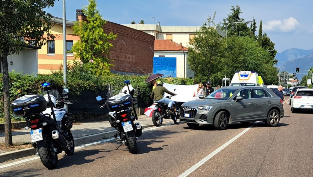 Schianto moto-auto, 62enne sbalzato a terra