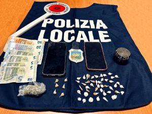 Spacciava davanti alla pista ciclabile, arrestato pusher
