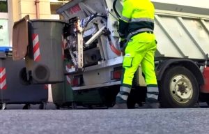 Infortunio sul lavoro, operatore ecologico schiacciato dal camion dei rifiuti
