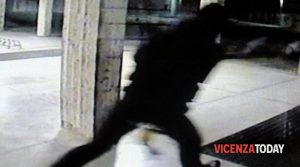 Ruba una borsa in un negozio, ladro rintracciato grazie alle telecamere