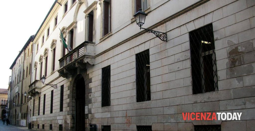 Multa di tremila euro per riaprire la Bertoliana