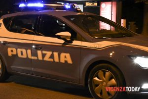 Importuna i clienti del bar e minaccia un cameriere: denunciato