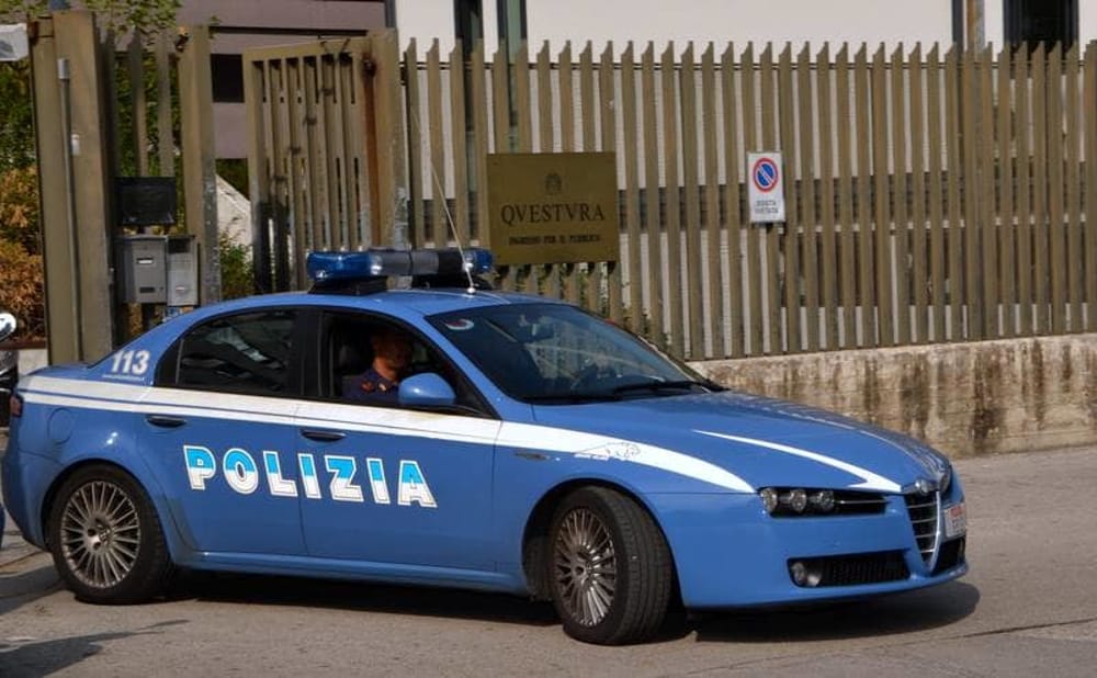 Danneggia l’ingresso di un asilo per bivaccare all’interno