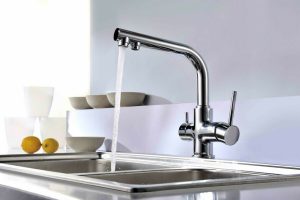 Acqua biancastra dai rubinetti nella Valle dell'Agno