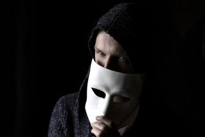 Si finge una donna e adesca un uomo sui social, arrestato 31enne: aveva spillato alla vittima migliaia di euro