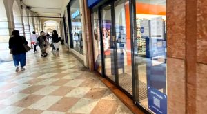 Negozi bersaglio di ladri e vandali: il Comune mette 15mila euro a sostegno dei commercianti