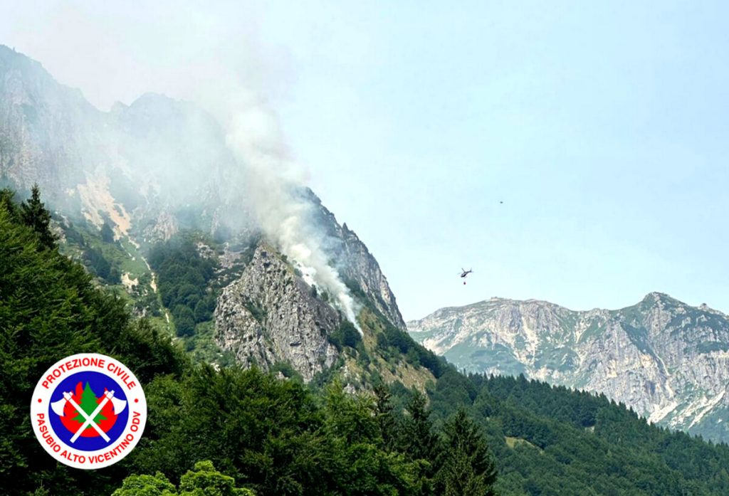 Brucia il Pasubio: elicottero del 115 in quota per fermare il rogo