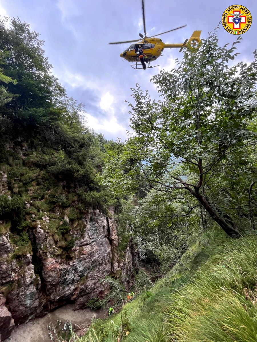 Escursionista precipita dal sentiero e finisce in un canale: è grave