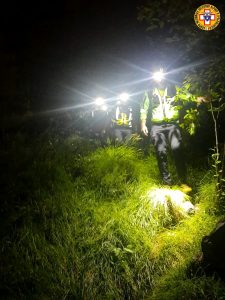 Lasciata da sola dai compagni senza attrezzature adeguate, si perde in montanga: ritrovata nella notte escursionista
