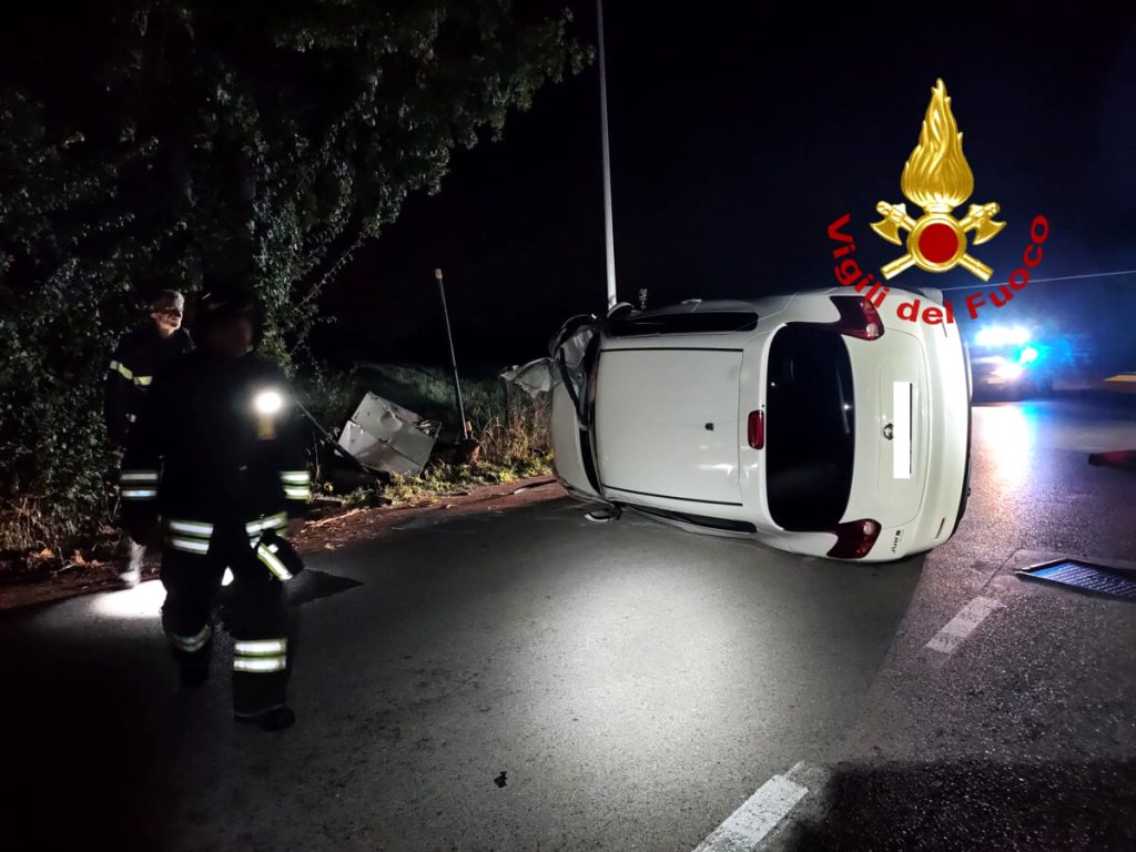 Esce di strada con l'auto e abbatte uno sfiato del gas
