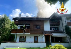 In fiamme un appartamento di una casa di montagna, salvati gli alloggi attigui