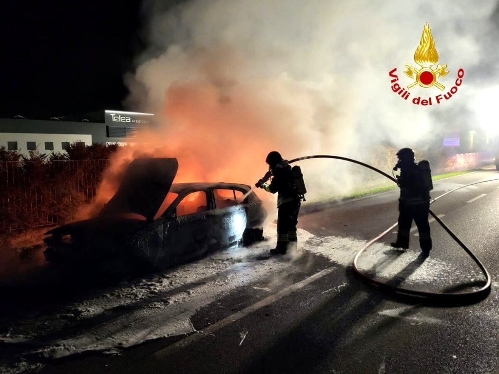 L'auto prende fuoco, il conducente scende appena in tempo