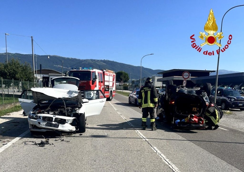 Schianto tra due auto, una si ribalta: tra i feriti una donna incinta e un bambino