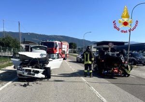 Schianto tra due auto, una si ribalta: tra i feriti una donna incinta e un bambino