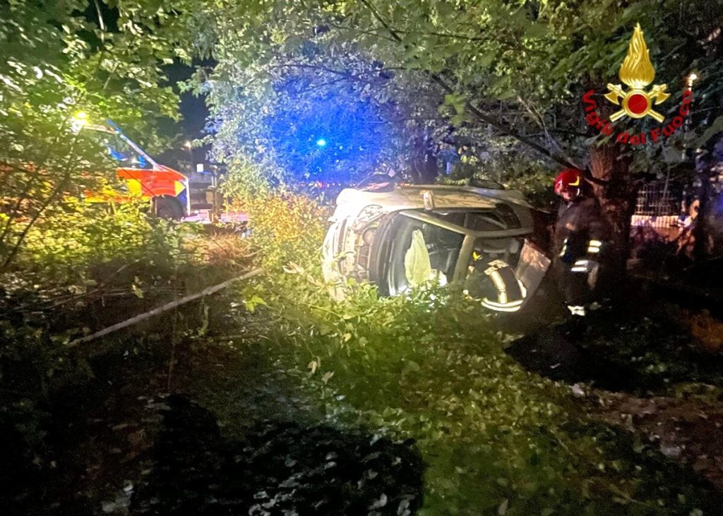 Si ribaltano con l'auto, due giovani feriti