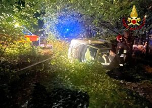 Si ribaltano con l'auto, due giovani feriti