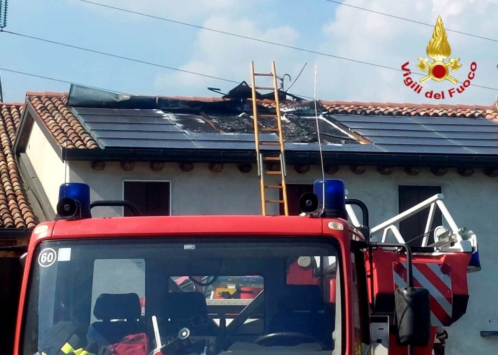 Incendio pannelli fotovoltaici sul tetto di un'abitazione