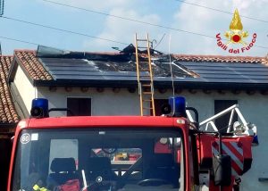 Incendio pannelli fotovoltaici sul tetto di un'abitazione