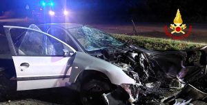 Auto finisce fuori strada, schianto contro una recinzione: tre giovani in ospedale