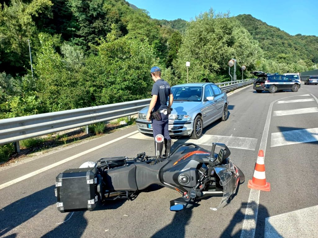 Schianto auto-moto al semaforo, centauro in ospedale